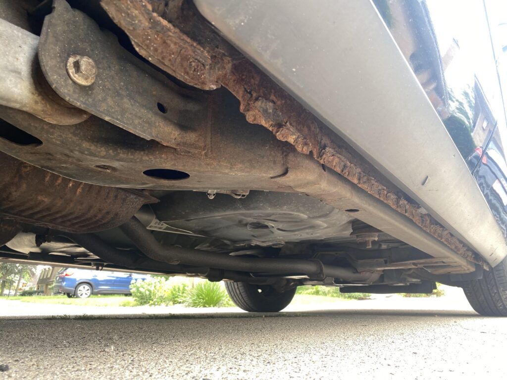rudijantis automobilis korozijos paveiktas automobilio kebulas