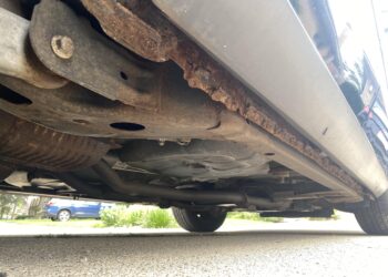 rudijantis automobilis korozijos paveiktas automobilio kebulas