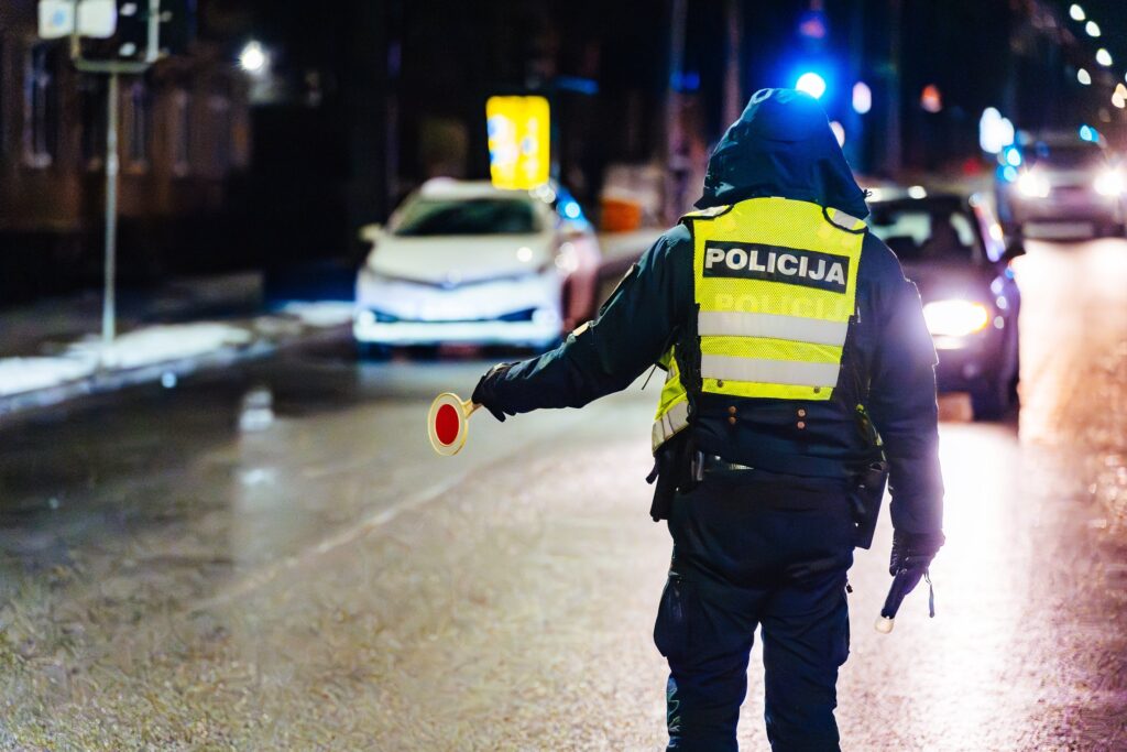 tamsus paros metas policijos pareigunas reidas stop kontrole