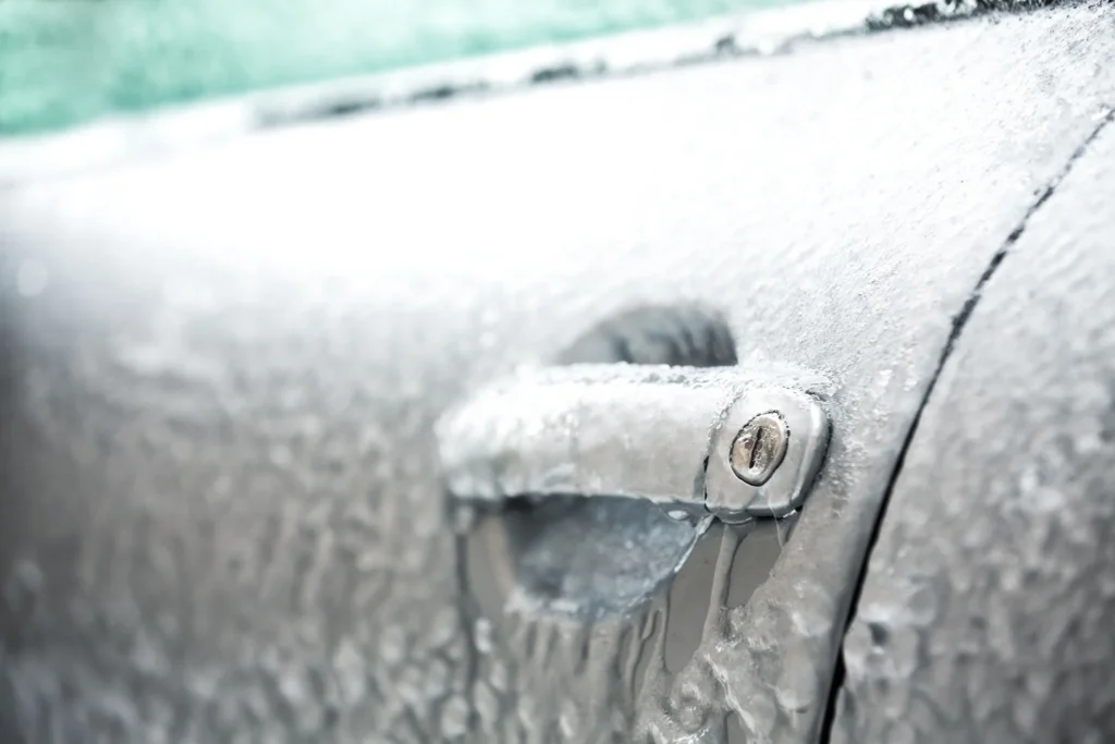 Užšalusi automobilio durų spyna: ką daryti, kad patektumėte į vidų nepadarydami žalos 2 uzsalusi automobilio spyna