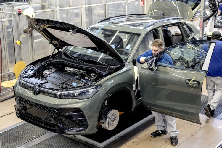 Vokietijos automobilių gigantai praranda Kiniją – eksportas smuko perpus per 3 metus 1 volkswagen automobiliu gamykla vidaus degimo varikliai