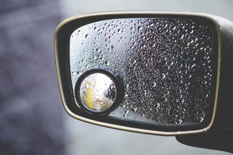 Automobilio veidrodėlis su vandens atstūmimo danga