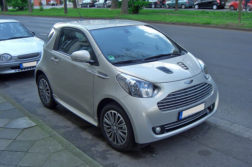 Aston Martin Cygnet mini automobilis miesto eismui