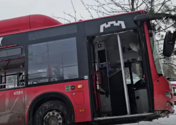 Autobusas atsitrenkęs į medį Vilniuje