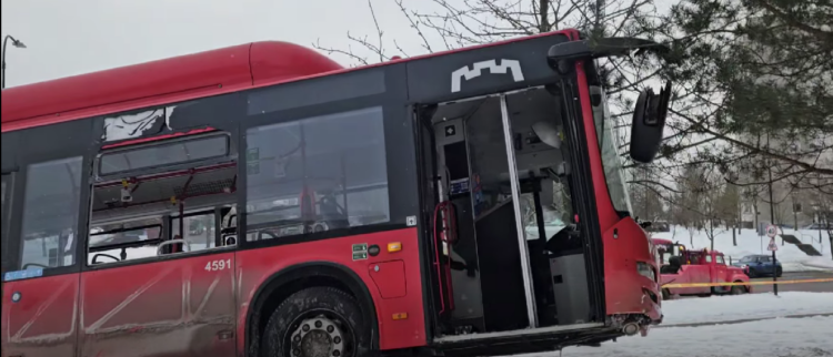 Autobusas atsitrenkęs į medį Vilniuje
