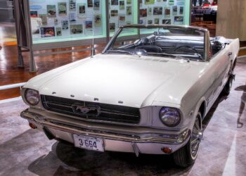 Klasikinis Ford Mustang kabrioletas 1964