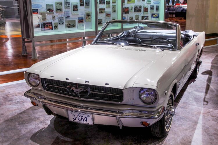 Klasikinis Ford Mustang kabrioletas 1964