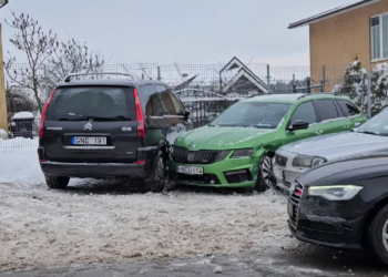 Girto vairuotojo avarija su stovinčiais automobiliais