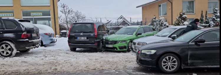 Girto vairuotojo avarija su stovinčiais automobiliais