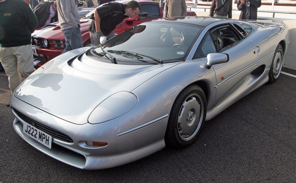 Jaguar XJ220 vienas greičiausių 1990-ųjų automobilių