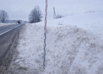 Kelininkai valo sniegą Lietuvos keliuose žiemą