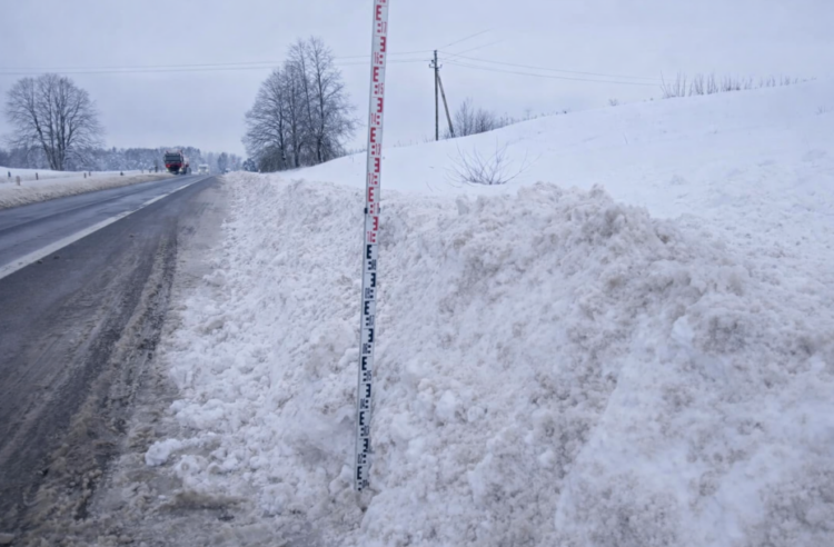 Kelininkai valo sniegą Lietuvos keliuose žiemą