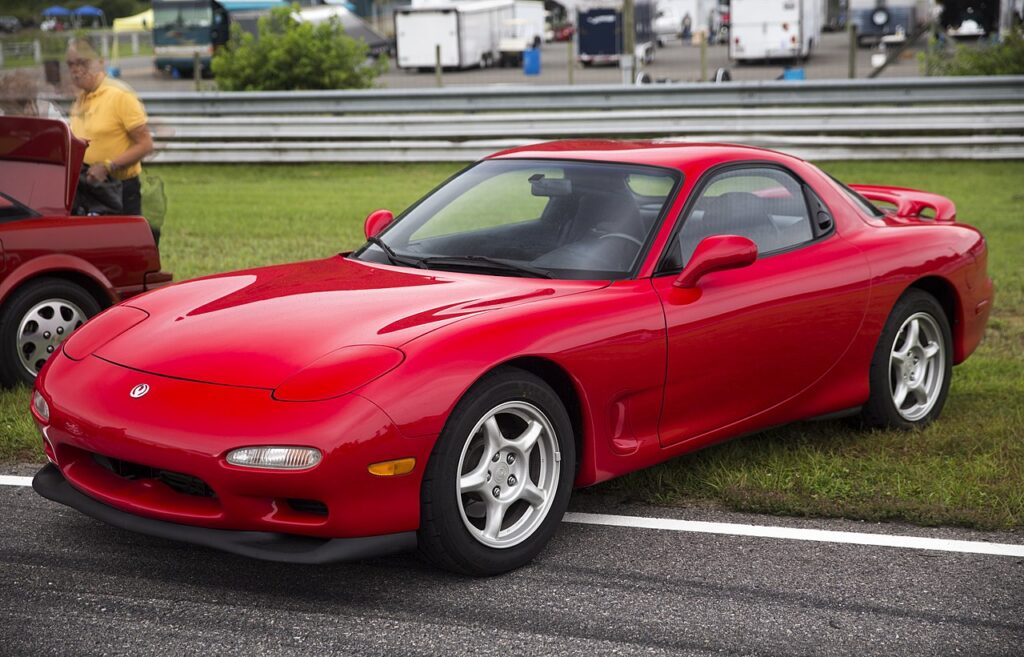 Mazda RX-7 sportinis automobilis lenktynių trasoje