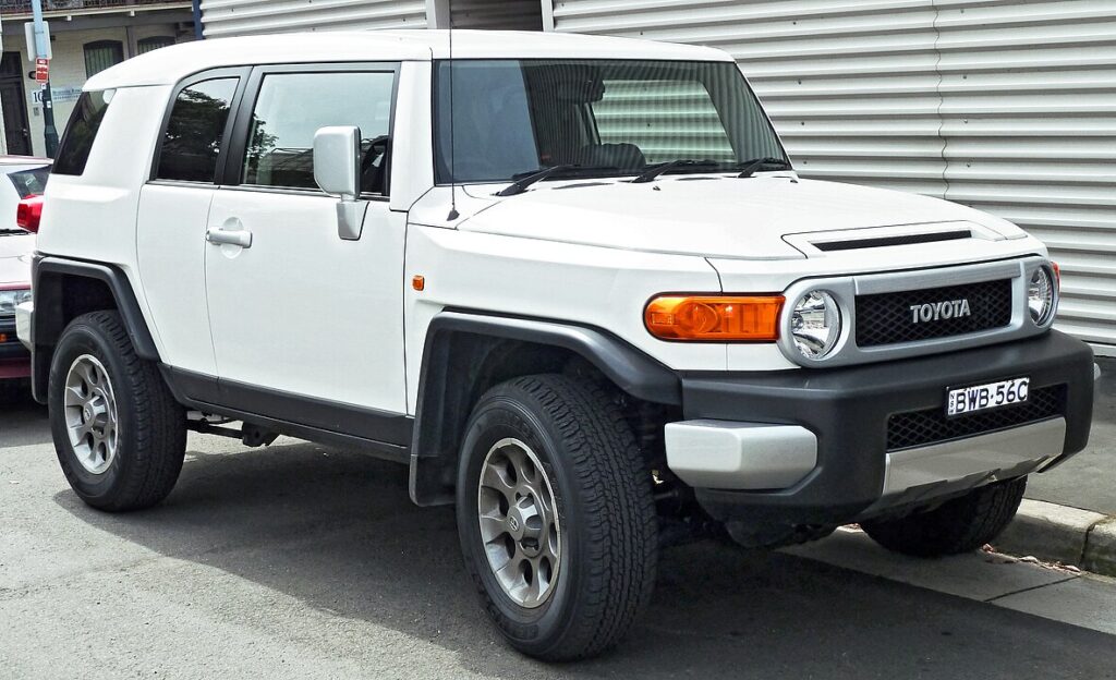 Patikimas benzininis SUV Toyota FJ Cruiser kelyje