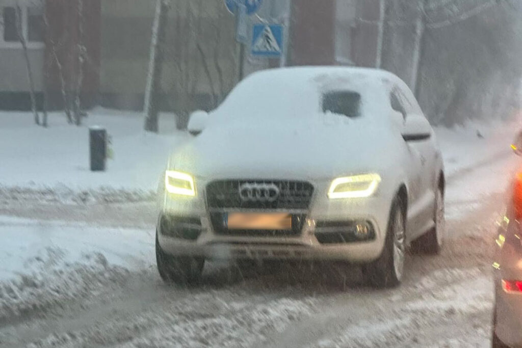 Važiuoji-nenusivalęs-sniego-Policija-tai-vertina-kaip-pavojų-ir-pažeidimą