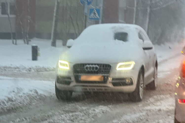 Važiuoji-nenusivalęs-sniego-Policija-tai-vertina-kaip-pavojų-ir-pažeidimą