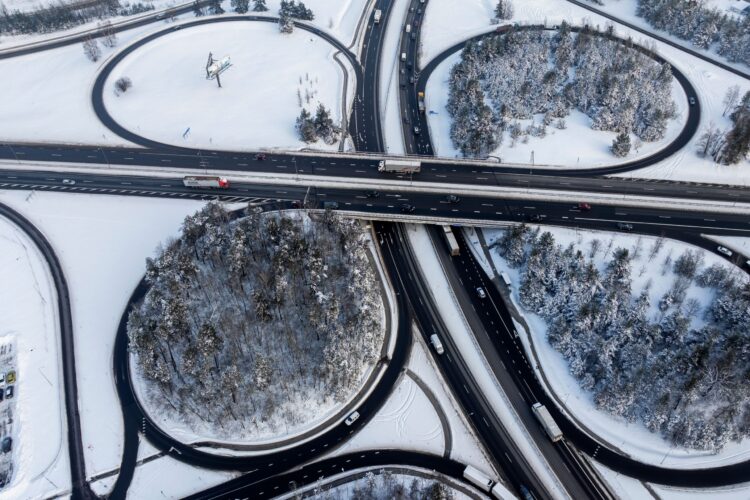 automagistrale viadukas greitkelis tiltas ziema sniegas