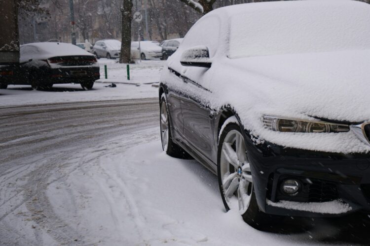 automobiliai apsnigtas bmw f30 ziema sniegas