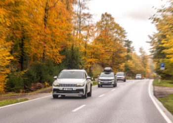automobiliai vaziuoja keliu ruduo volkswagen