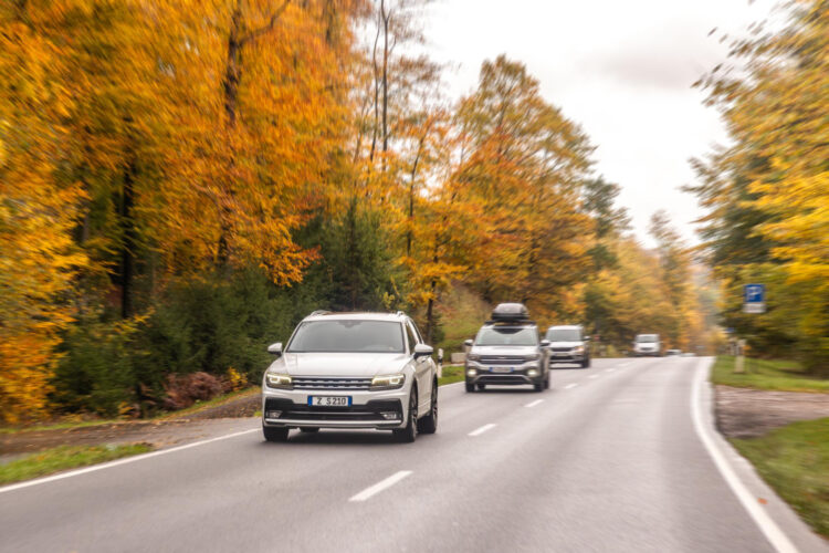 automobiliai vaziuoja keliu ruduo volkswagen