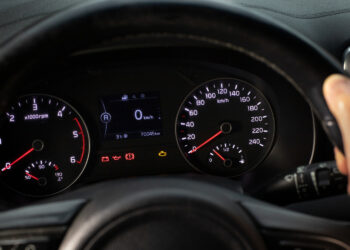 automobilio prietaisu skydelis