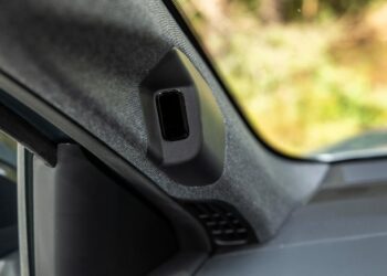 automobilio statramstyje imontuota vaizdo stebejimo kamera