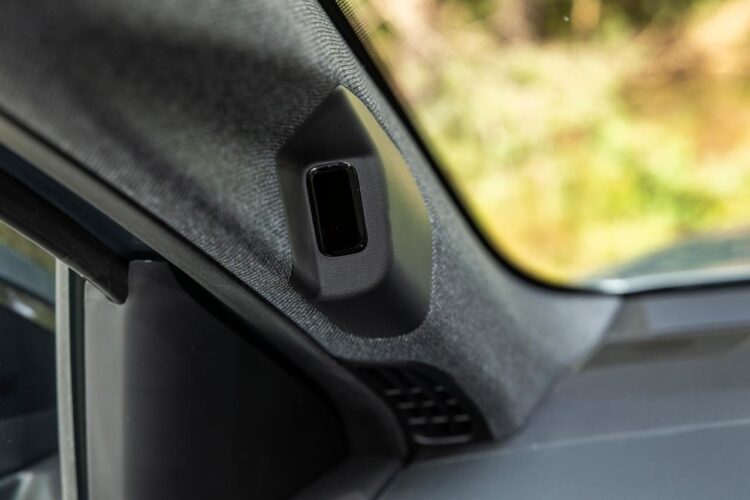 automobilio statramstyje imontuota vaizdo stebejimo kamera
