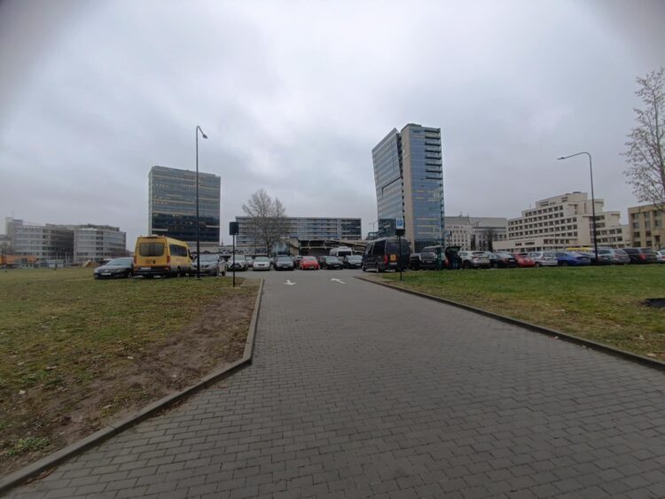 automobilio stovejimo aikstele prie seimo vilniuje
