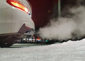 bmw automobilio ismetimas dujos co2 ziema sniegas