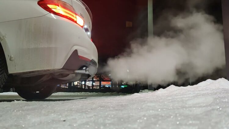 bmw automobilio ismetimas dujos co2 ziema sniegas