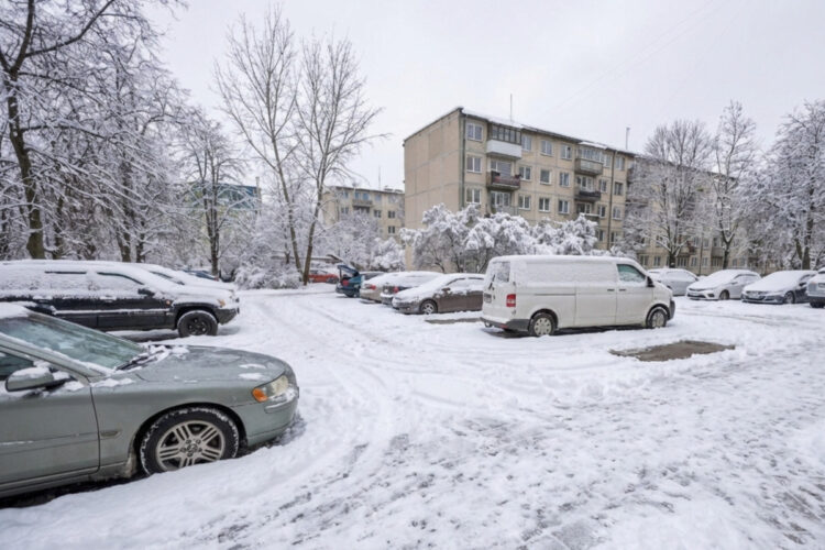 daugiabuciu kiemas gyvenamoji zona parkingas automobiliai ziema sniegas