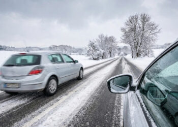 lenkimas lenkimo manevras ziema sniegas automobiliai