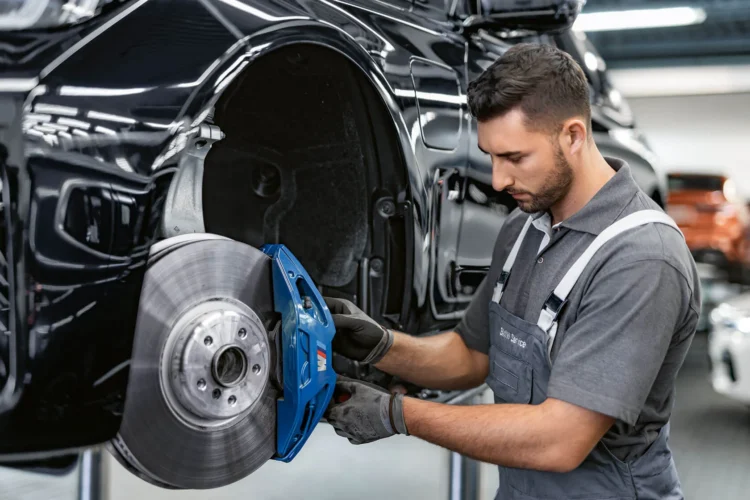 BMW patentas gali uždrausti remontą ne autorizuotame servise 1 oficialus bmw servisas meistras mechanikas stabdziu diskas suportas