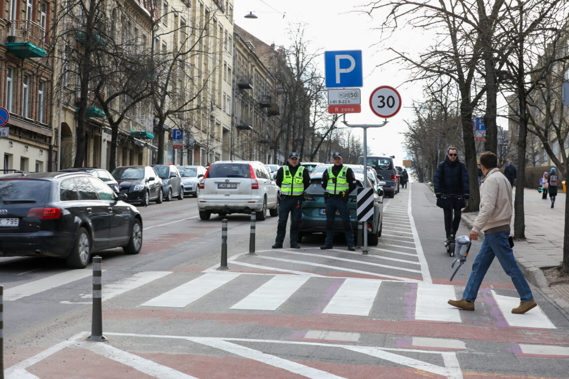 policijos pareigunai stebi pesciuju pereja pesciasis dviraciu takas