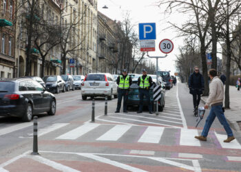 policijos pareigunai stebi pesciuju pereja pesciasis dviraciu takas