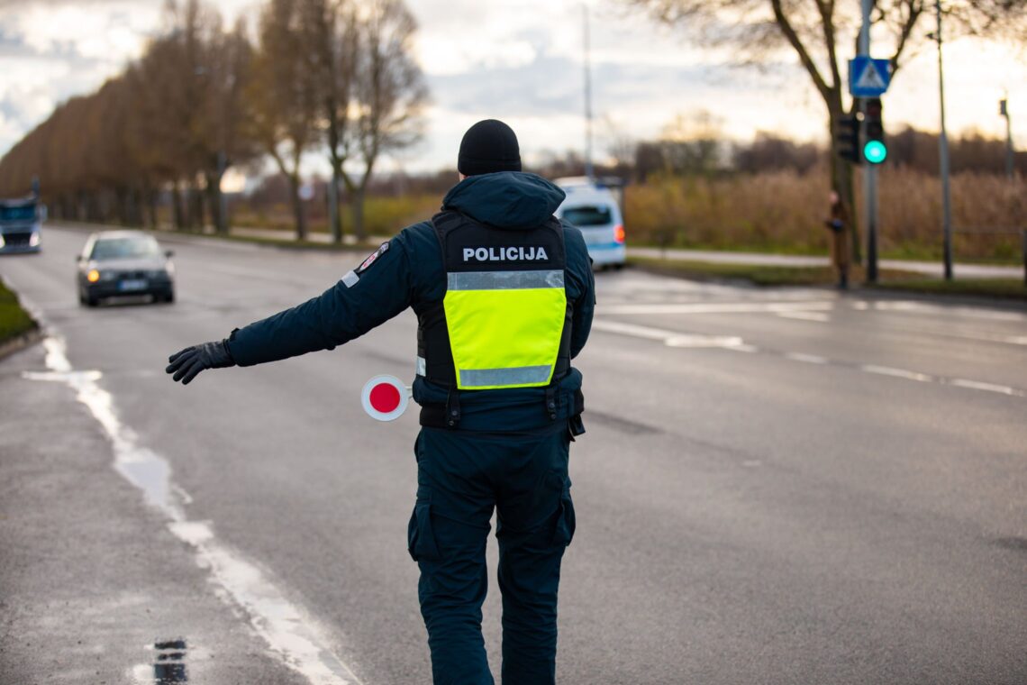 policijos pareigunas stabdo bmw automobilis reidas