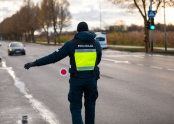 policijos pareigunas stabdo bmw automobilis reidas