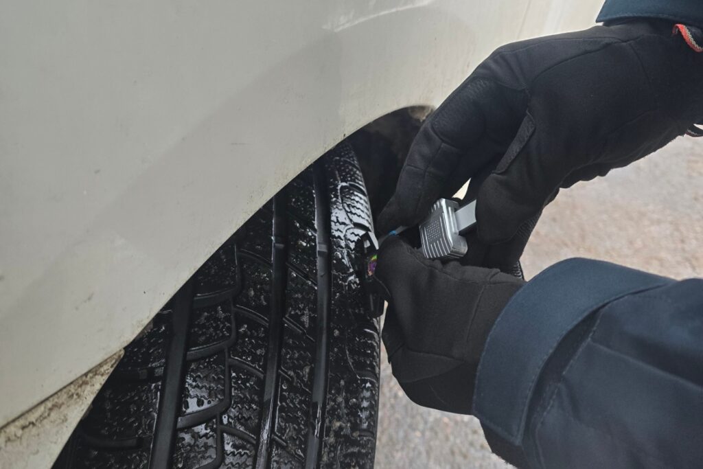 Nuo kovo 31 d. iki balandžio 10 d. – trys padangų klaidos, už kurias gresia bauda iki 100 eurų ir TA panaikinimas 2 policijos pareigunas tikrina padangu protektoriaus gyli 1