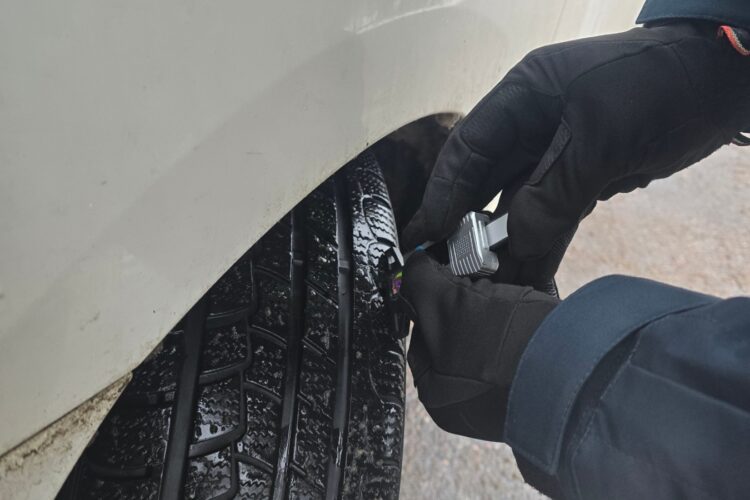 Važiavai su prasta padanga ir įvyko avarija – KASKO draudimas gali neišmokėti nė cento 1 policijos pareigunas tikrina padangu protektoriaus gyli 1