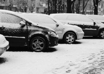 priparkuoti automobiliai ziema sniegas
