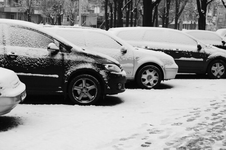 priparkuoti automobiliai ziema sniegas