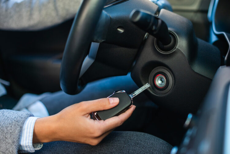 variklio uzvedimas ziema automobilio uzvedimo spyna raktas