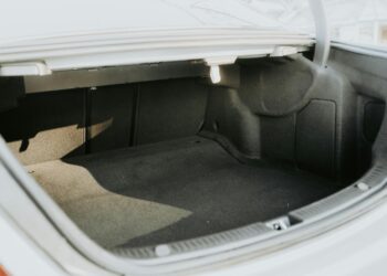 Atviros automobilio bagažinės nuotrauka