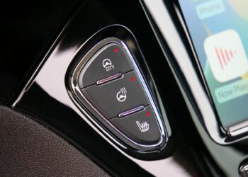 Automobilio prietaisų skydelio mygtukai vairo ir sedyniu pasildymas