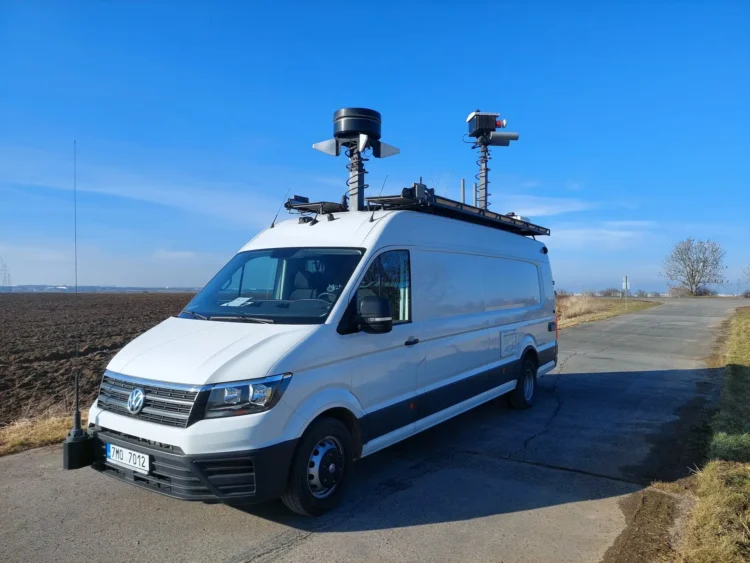 Čekijos policija turi furgoną kuris nušauna dronus kaip jis veikia