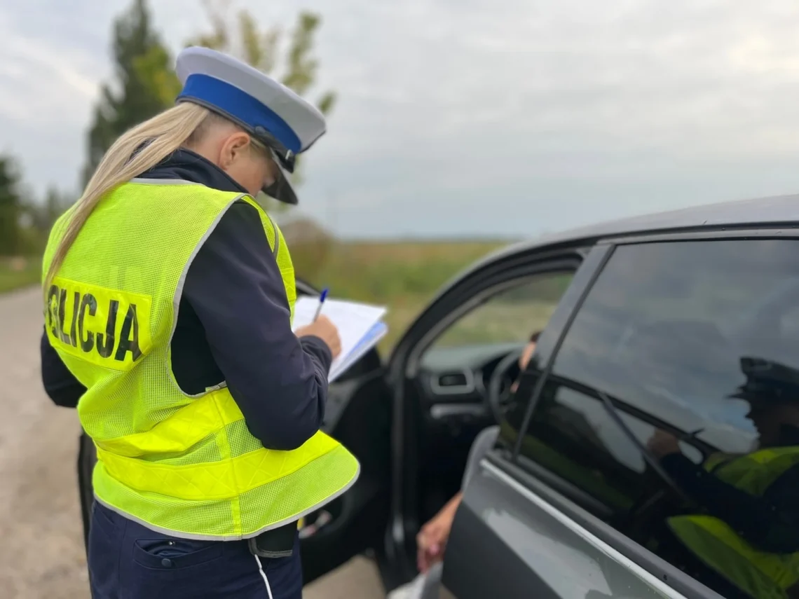 Paskutinis vasaros savaitgalis Lenkijoje – policija į kelius išveda visas pajėgas 1 Lenkijos policijos pareiguna israso bauda vairuotojui