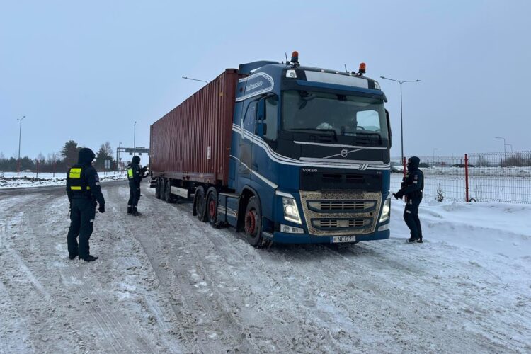 Policija tikrina sunkvežimius ir autobusus policijos pareigunai