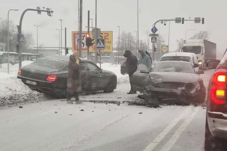 Šiauliuose susidūrė Bentley ir Audi slidus kelias tapo spąstais