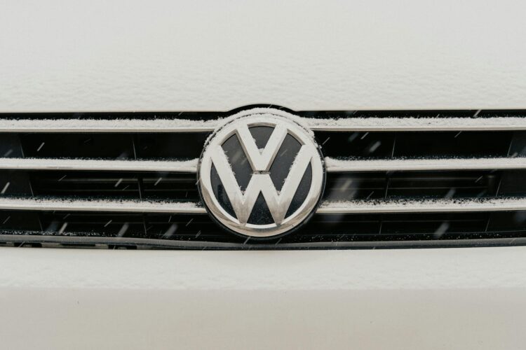 Sniegu padengtos Volkswagen logo grotelės ir emblema