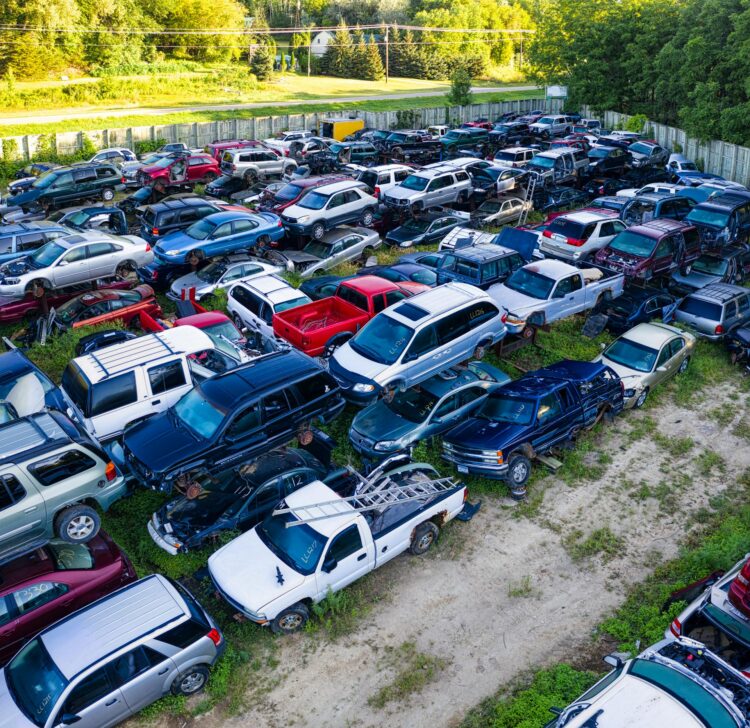 Sugadinti šiukšlių aikštelėje stovintys automobiliai